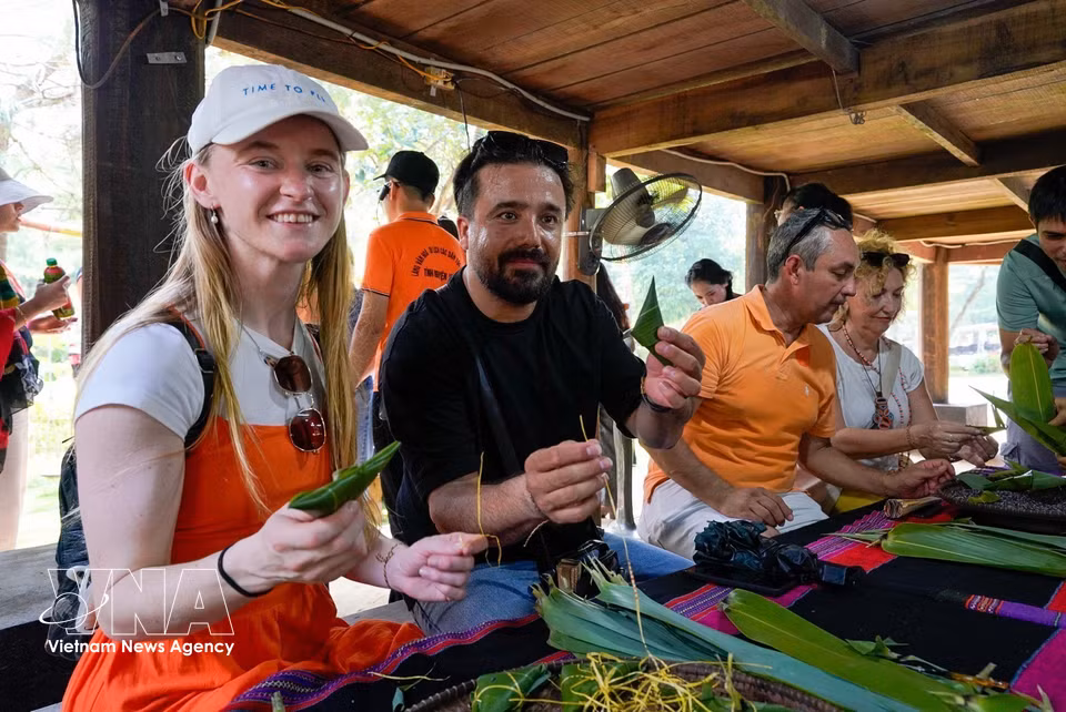 Delegates explore and experience the cultural space of the Ta Oi ethnic group. (Photo: VNA)