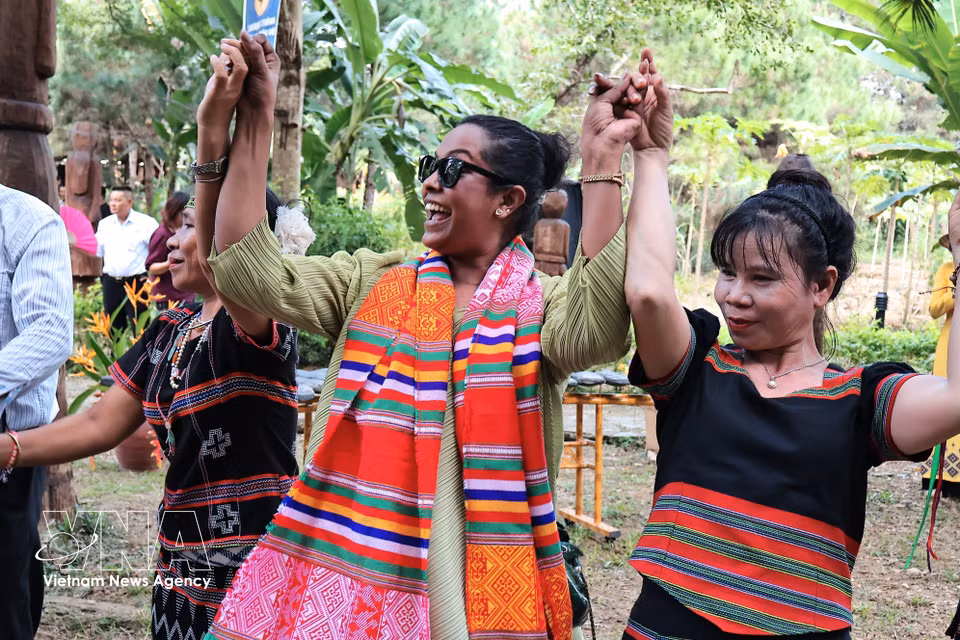Vietnamese cultural traditions leave a strong impression on the delegates. (Photo: VNA) ​