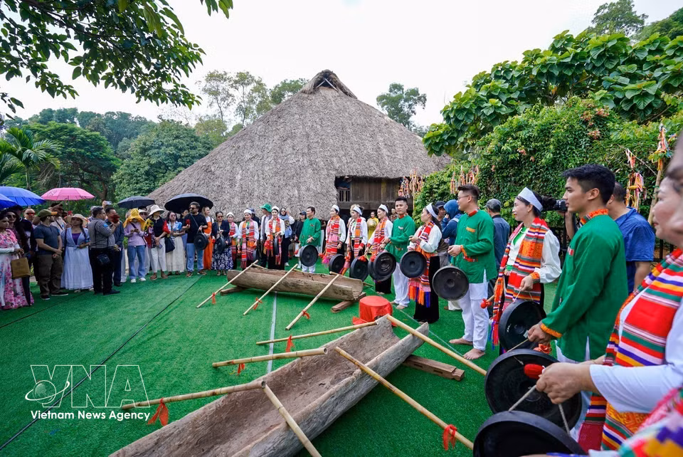 The lively sounds of gongs welcome international delegates to the Muong village. (Photo: VNA)