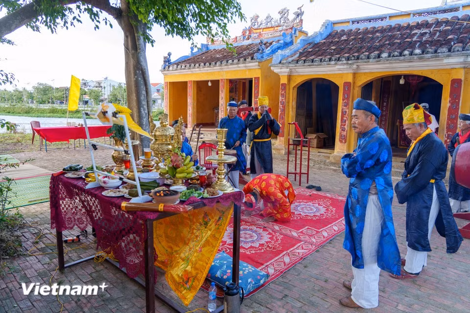 Senior villagers in traditional long robes and turbans perform solemn rituals to pay tribute to the founder of the pottery craft. (Photo: Thanh Phong/Vietnam+)