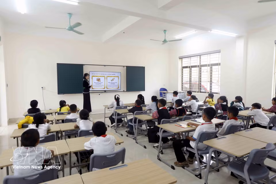 A teacher at the Yen Son Primary and Middle Boarding School guides students through boarding school rules. (Photo: Quang Quyet/VNA)