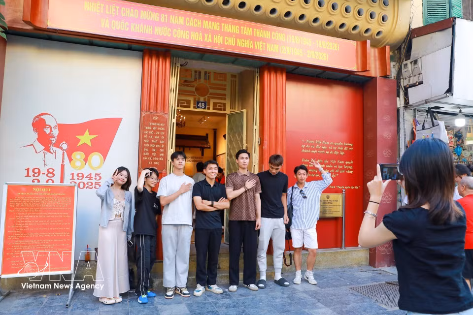 Beyond a tourist attraction, 48 Hang Ngang Street serves as a place for educating younger generations about national traditions, helping them gain a deeper understanding of the days leading up to a landmark event in the nation’s history. (Photo: Khanh Hoa/VNA)