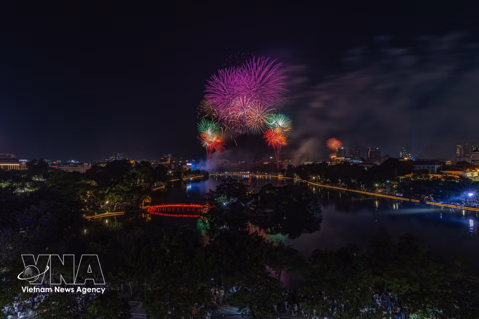 A dazzling fireworks display lights up the sky over Hoan Kiem Lake. (Photo: VNA)