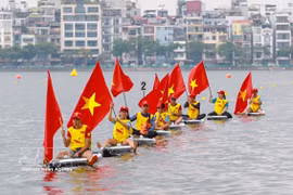 Nearly 900 athletes join Hanoi dragon boat and SUP race