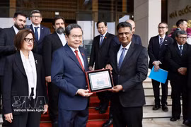 Top legislator receives international audit leaders, RoK friendship delegation