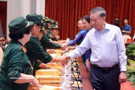 Top leader meets with female drivers on legendary Truong Son Trail