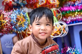Children enjoy Mid-Autumn outing with parents in Hanoi