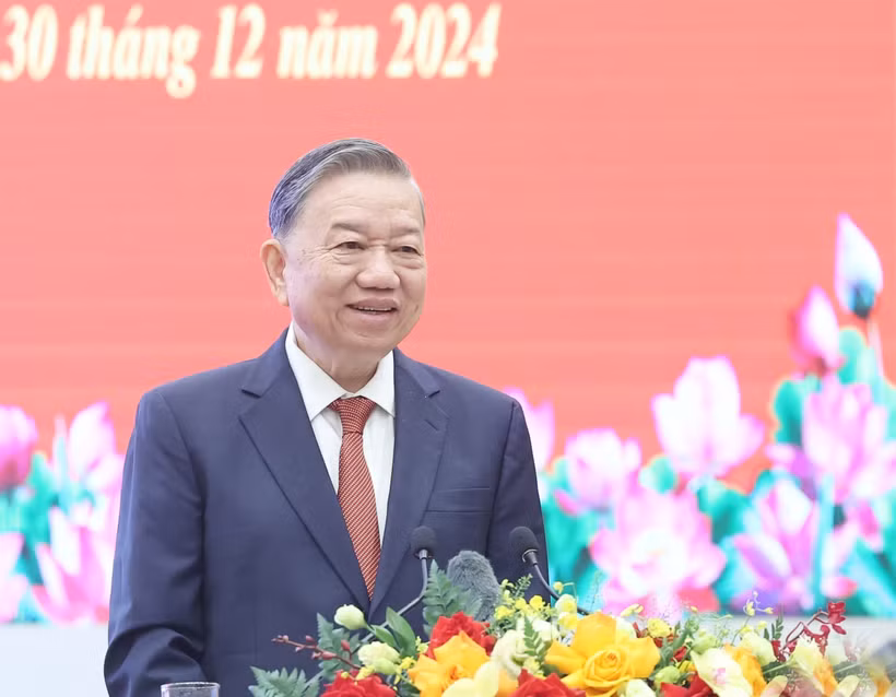 Party General Secretary To Lam addresses a meeting with 200 prominent intellectuals and scientists in Hanoi on December 30 (Photo: VNA)