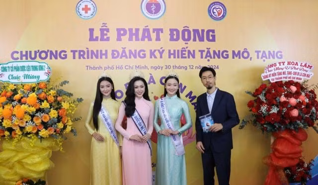 Artists register as an organ donor at the campaign “Giving is forever” organised by the Ministry of Health in collaboration with the HCM City People’s Committee and the Vietnam Tissue and Organ Donation Advocacy Association on December 30. (Photo: VNA)