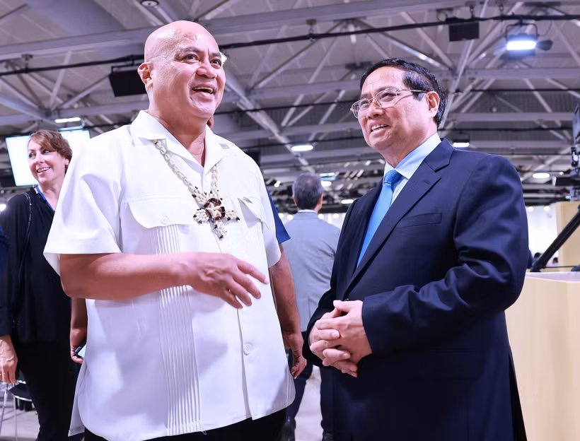 Prime Minister Pham Minh Chinh (R) meets with Prime Minister of Tuvalu Feleti Penitala Teo. (Photo: VNA)