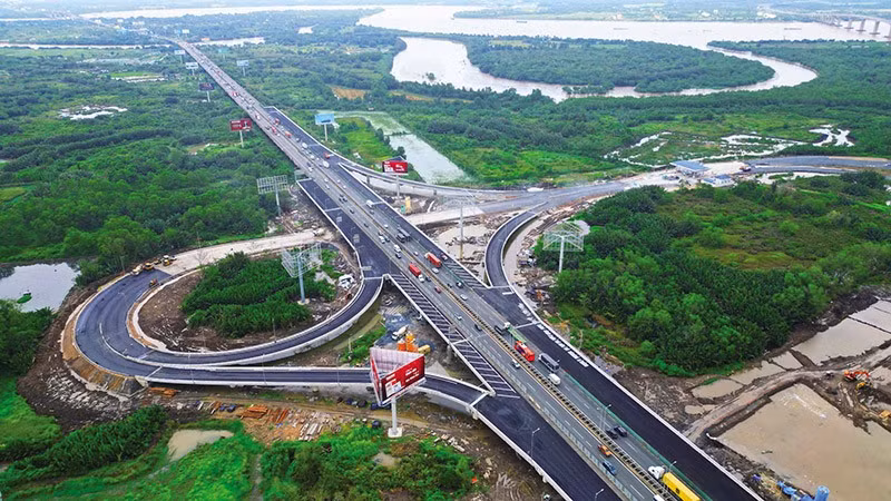 To promote growth and achieve the challenging goal of high growth in 2025, Ho Chi Minh City is focusing on accelerating the disbursement of public investment. (Illustrative image: VNA)