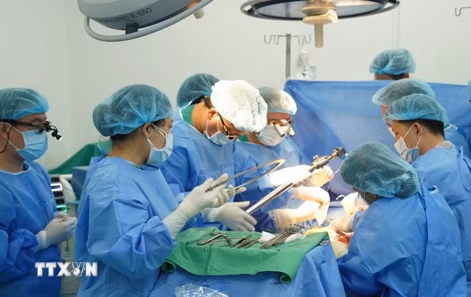 Doctors in Cho Ray Hospital perform a lung transplant. (Illustrative photo: VNA)