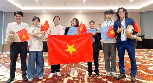 All five Vietnamese students win medals at World Young Physicists Olympiad (Photo: VNA)