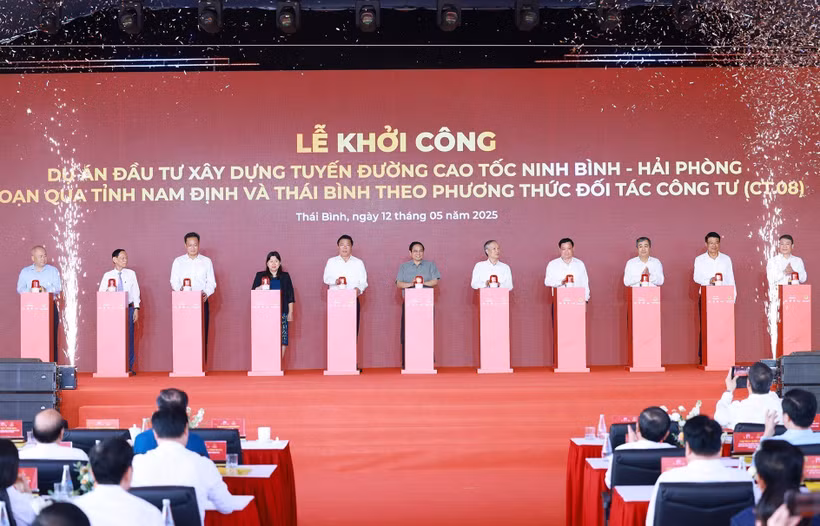 Prime Minister Pham Minh Chinh (centre) and other delegates attend the groundbreaking ceremony for the Ninh Binh–Hai Phong Expressway Project’s section passing through Nam Dinh and Thai Binh provinces. (Photo: VNA)