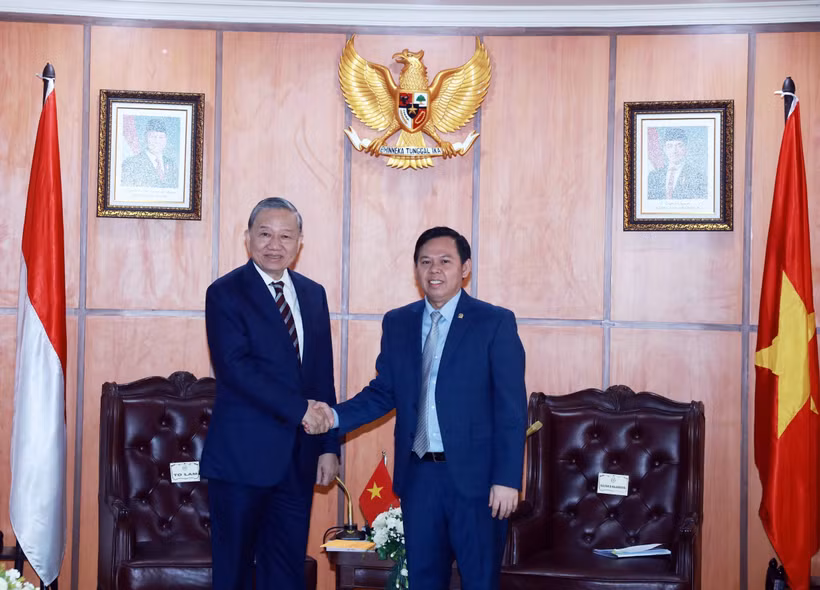 Party General Secretary To Lam (L) meets with Speaker of the Regional Representatives Council of Indonesia Sultan Bachtiar Najamudin in Jakarta on March 11. (Photo: VNA)