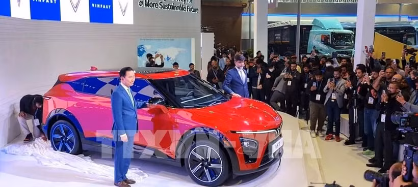 Pham Sanh Chau (left), CEO of VinFast Asia, and Ashwin Ashok Patil, Deputy CEO of Sales and Marketing of VinFast India, at the launch of the VF7 model. (Photo: VNA)