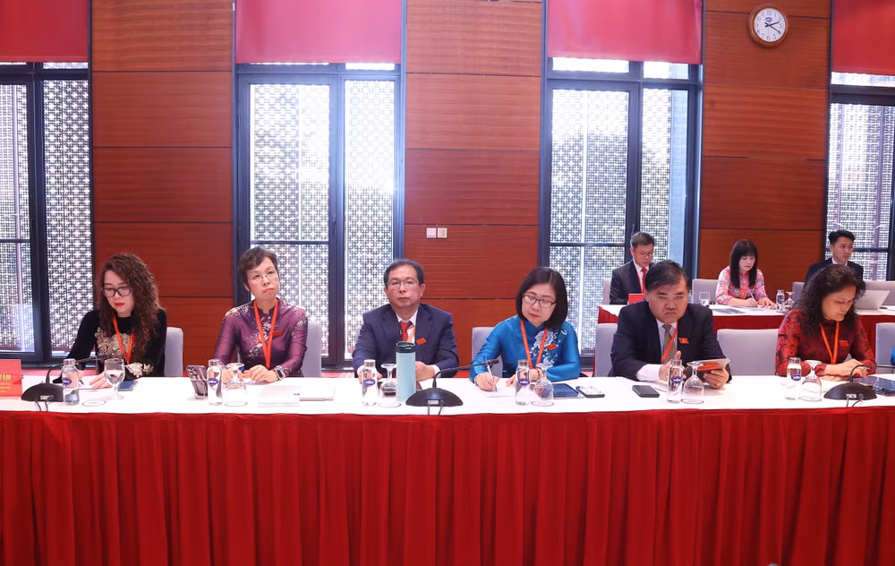 Delegates of the Vietnam News Agency's Party Organisation join a group discussion at the preparatory session of the first Congress of the Government’s Party Organisation on October 12, 2025 (Photo: VNA)
