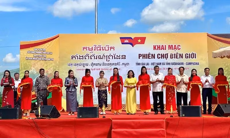 The opening ceremony of the annual border market 2024 between Gia Lai and Ratanakiri provinces. (Photo: baoxaydung.com.vn)