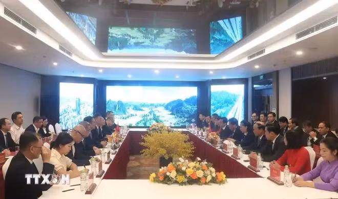 An overview of the meeting between Secretary of the Party Committee of the northern border province of Cao Bang Tran Hong Minh and a working delegation from Baise city of China’s Guangxi Zhuang Autonomous Region (Photo: VNA)