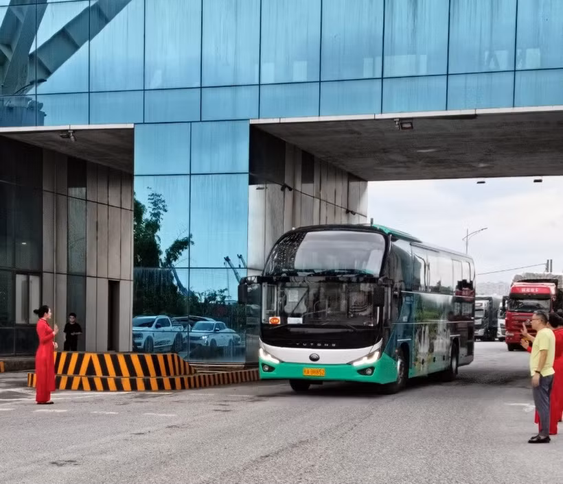 The first group of tourists traveling on the Nanning - Ha Long route passes through the Bac Luan II Bridge customs gate. (Photo: Mong Cai Sub-department of Customs)