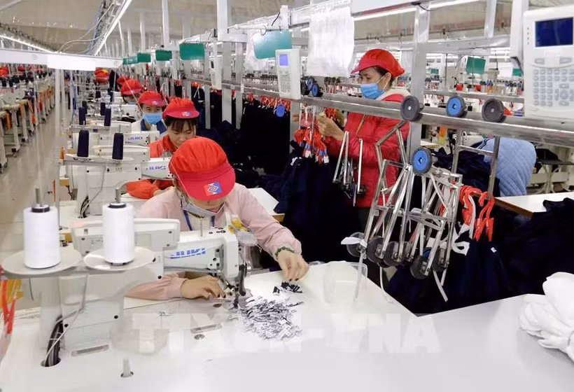 Making products for export at Tinh Loi garment company in Hai Duong province. In this year’s first ten months, Vietnam’s key exports to Cambodia were garment-textile, steel, and petroleum products, among others. (Photo: VNA)