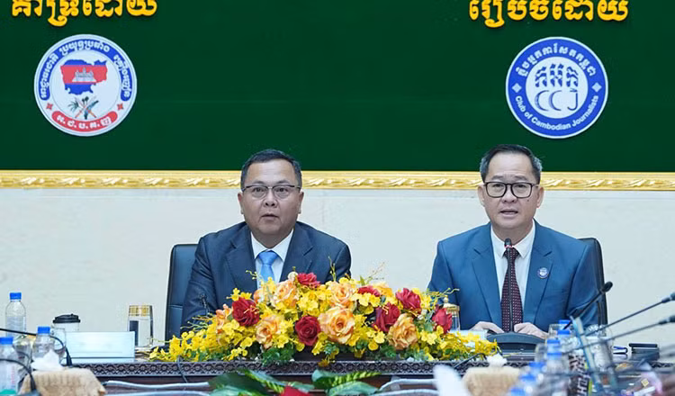 NACD Secretary General Gen. Meas Virith (L) and CCJ President Puy Kea co-chair the forum (Photo: VNA)