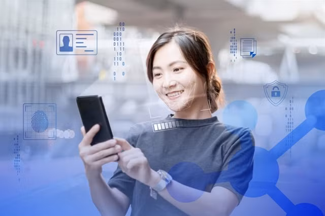  A customer uses online money transfer service. Banks must already have plans and hotline channels as well as arranging staff to be on duty for 24/7 service to promptly guide and support customers in registering and using biometric authentication information. (Photo: baochinhphu.vn)