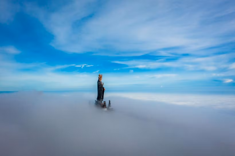 The majestic Bodhisattva Tay Bo Da Son statue amidst the clouds on Ba Den mountain (Source: Sun Group)