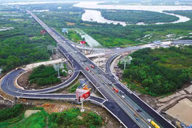 To promote growth and achieve the challenging goal of high growth in 2025, Ho Chi Minh City is focusing on accelerating the disbursement of public investment. (Illustrative image: VNA)