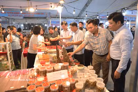 Visitors at a fair featuring cooperatives and businesses in Ninh Binh province. (Photo: VNA) 