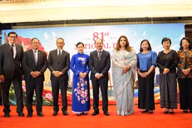 Vietnamese Ambassador to Bangladesh Nguyen Manh Cuong (centre) and Bangladeshi State Minister for Foreign Affairs Shama Obaed Islam (fourth from right) pose for a group photo with ambassadors of several ASEAN member states to Bangladesh. (Photo published by VNA) 