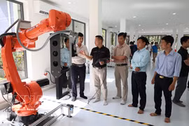 Testing an industrial robot at the Centre for Training, Research and Development of Industrial Robotics and AI of the University of Science and Technology under the University of Da Nang. Photo: VNA