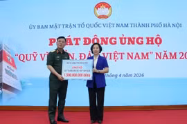 At the launch ceremony, 115 organisations, collectives, and individuals pledge more than 28 billion VND for the “For Vietnam’s Sea and Islands” Fund. (Photo: hanoimoi.com.vn)