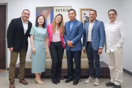 teleSUR President Patricia Villegas (third from left) and Vietnamese Ambassador to Venezuela Vu Trung My (third from right) pose for a photo. (Photo: VNA)