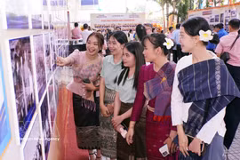 Students visit the exhibition (Photo: VNA)