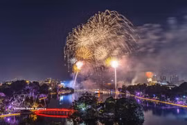 Hoan Kiem Lake is set to sparkle with fireworks as Hanoi celebrates Capital Liberation Day. (Illustrative photo: VNA)