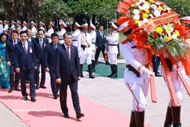 PM arrives in Vientiane, beginning official visit to Laos
