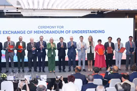 Representatives of agencies, educational institutions and businesses exchange memoranda of understanding, connecting training and research needs with domestic and international resources, expertise and technology solutions. (Photo: VNA)