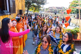 A Philippine tourist group warmly welcomed in Hoi An, Da Nang city. (Photo: VNA)