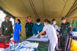 Medical personnel and specialists complete documentation and preserve DNA samples in accordance with established procedures. (Photo: VNA)