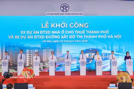 Prime Minister Le Minh Hung (central) and other officials at the groundbreaking ceremony of five metro lines and three rental housing projects in Hanoi on June 22, 2026. (Photo: VNA)