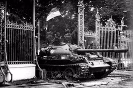 The Liberation Army's tank enters the Independence Palace at noon on April 30, 1975. (File Photo: VNA)