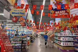 The proportion of Vietnamese goods remains high at supermarkets. (Photo: VNA)