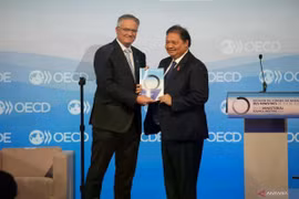 Coordinating Minister for Economic Affairs Airlangga Hartarto (right) meets OECD Secretary-General Matthias Cormann (Photo: en.antaranews.com)