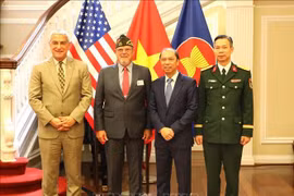 DPAA Director Kelly McKeague (far left) poses for a photo with Vietnamese Ambassador to the US Nguyen Quoc Dung (second from right) at a war remembrance handover ceremony in Washington D.C. on July 15, 2025. (Photo: VNA)