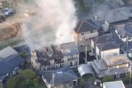 A fire breaks out in Yatsushiro, Kumamoto prefecture, Japan, following the earthquake on July 28. (Photo: Kyodo/VNA)