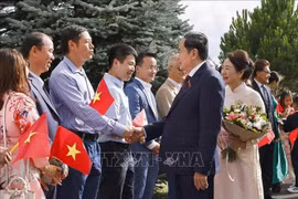 National Assembly Chairman Tran Thanh Man and his spouse meet with officials and staff of the Vietnamese Mission to the United Nations and other international organisations in Geneva, the Embassy of Vietnam, and the Vietnamese community in Switzerland on July 27. (Photo: VNA) 