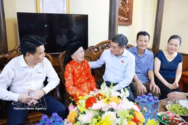 Prime Minister Le Minh Hung (C) visits Heroic Vietnamese Mother Pham Thi Han, who lost two sons in the war (Photo: VNA)