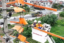 The application of live-line maintenance technology on a low-voltage power line in Pho Hien ward, Hung Yen province. (Illustrative photo: VNA)