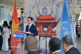 Vietnamese Deputy Minister of Foreign Affairs Ngo Le Van, who is Chairman of the Vietnam National Commission for UNESCO, speaks at the "Dao Hoc" cultural programme in Paris. (Photo: VNA)